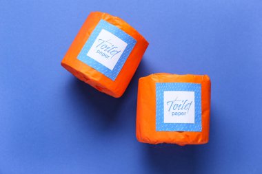 Mavi arka planda tuvalet kağıdı ruloları