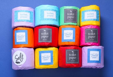 Mavi arka planda farklı tuvalet kağıdı ruloları