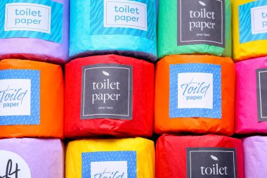 Arka plan olarak farklı tuvalet kağıdı ruloları, yakın plan