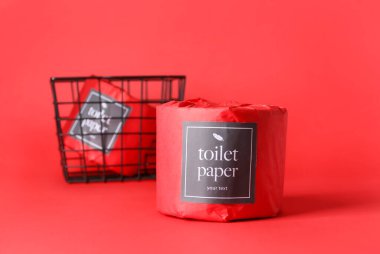 Kırmızı arka planda tuvalet kağıdı ruloları