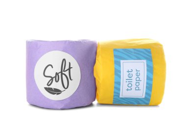 Tuvalet kağıdı beyaz arkaplanda yuvarlanır