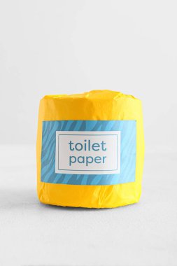 Beyaz arka plan üzerinde rulo tuvalet kağıdı