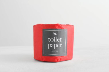 Işık arka planında tuvalet kağıdı rulosu