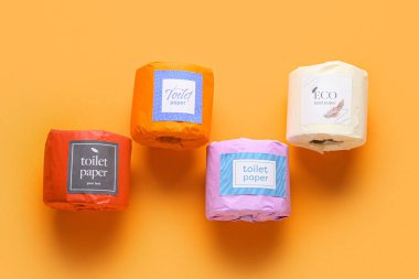 Turuncu arka planda tuvalet kağıdı ruloları