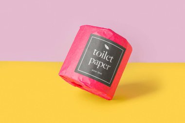 Tuvalet kağıdı renk arkaplan üzerinde rulo