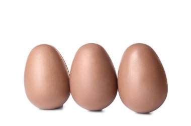 Beyaz arka planda lezzetli paskalya yumurtaları.