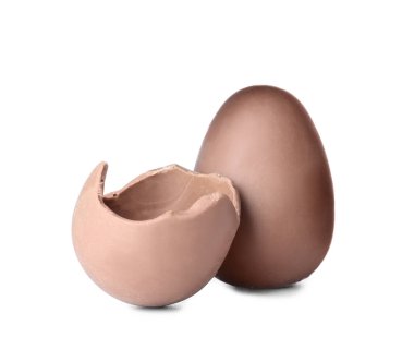 Kırık çikolatalı, beyaz arka planda Paskalya yumurtası.