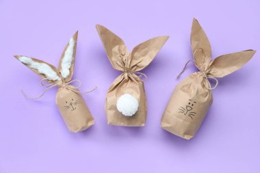 Paskalya tavşanı hediye paketleri leylak arka planda