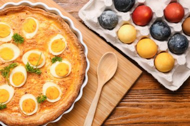 Lezzetli bir Paskalya turtası ve ahşap masaya boyanmış yumurtalar. Yakın plan.