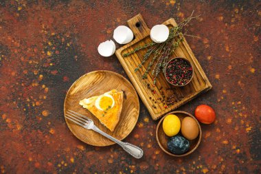 Lezzetli Paskalya turtası ve grunge arkaplanındaki malzemelerle kompozisyon