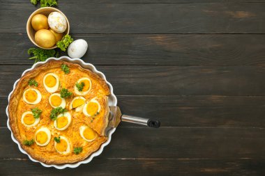 Lezzetli Paskalya turtası ve koyu ahşap arka planda boyanmış yumurtalar.