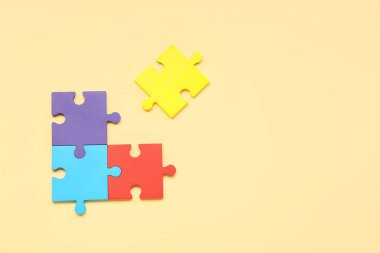 Bej arka planda renkli yapboz parçaları. Otistik bozukluk kavramı