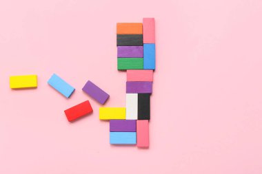 Pembe arka planda renkli bloklar. Otistik bozukluk kavramı