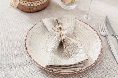 Söğüt dallı güzel Paskalya sofrası, yakın plan.