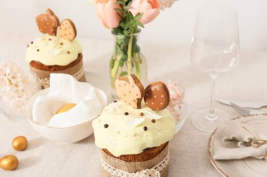 Paskalya pastaları ve açık masa örtüsü üzerine yumurtalar, yakın plan.