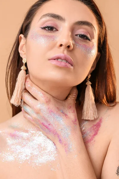 Beautiful Young Woman Glitters Her Face Body Color Background — Stock Photo, Image