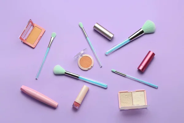 Composición Con Pinceles Maquillaje Productos Cosméticos Sobre Fondo Púrpura —  Fotos de Stock