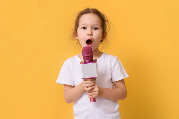 Petite Fille Mignonne Chantante Avec Microphone Sur Fond Couleur — Photo