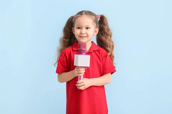 Petite Fille Mignonne Avec Microphone Sur Fond Couleur — Photo