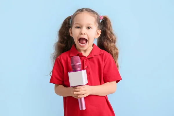 Cantando Menina Bonito Com Microfone Fundo Cor — Fotografia de Stock