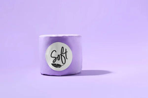 紫色背景的卫生纸卷 — 图库照片