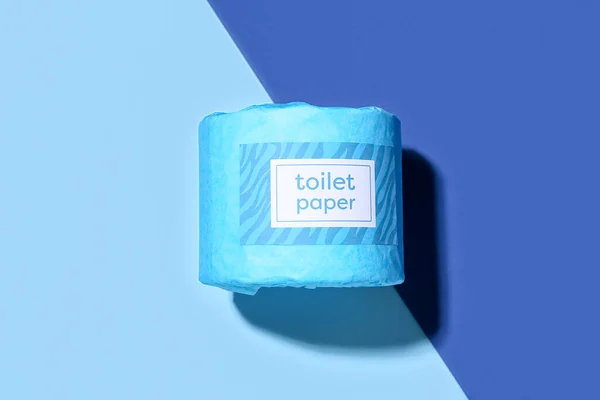 Mavi Arkaplanda Tuvalet Kağıdı Rulosu — Stok fotoğraf