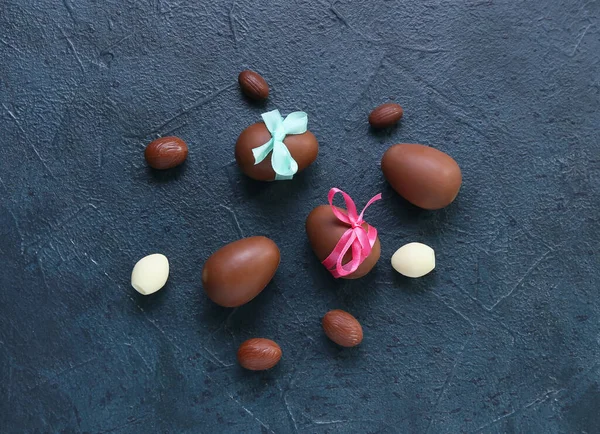 Composición Con Huevos Pascua Chocolate Sobre Fondo Oscuro —  Fotos de Stock