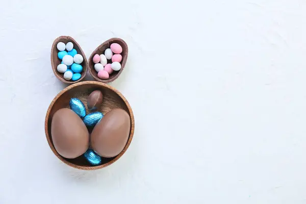 Композиция Шоколадом Пасхальные Яйца Конфеты Светлом Фоне — стоковое фото