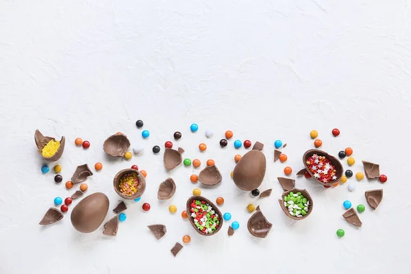 Složení Chutnou Polámanou Čokoládou Velikonoční Vajíčka Bonbóny Světlém Pozadí — Stock fotografie