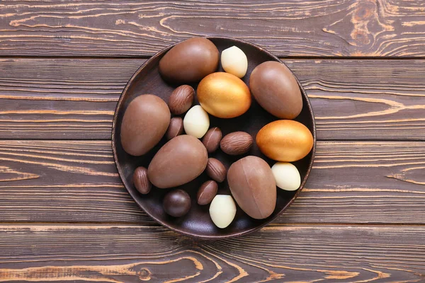 Placa Com Diferentes Ovos Páscoa Chocolate Fundo Madeira — Fotografia de Stock