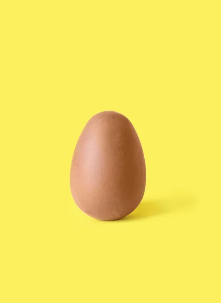 Huevo Pascua Chocolate Sobre Fondo Amarillo — Foto de Stock