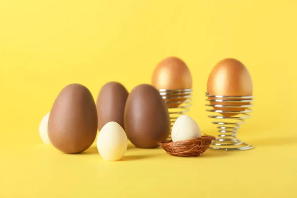 Verschillende Chocolade Paaseieren Gele Achtergrond — Stockfoto