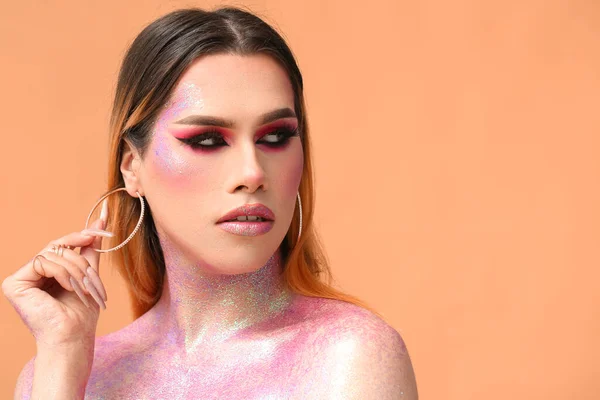 Alla Moda Giovane Donna Transgender Con Brillantini Sul Corpo Contro — Foto Stock