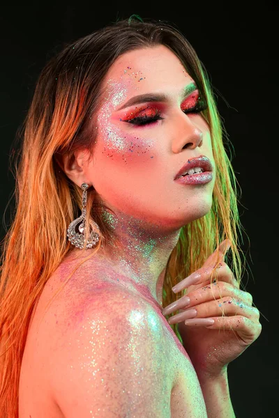 Mulher Transexual Jovem Moda Com Brilhos Corpo Contra Fundo Escuro — Fotografia de Stock