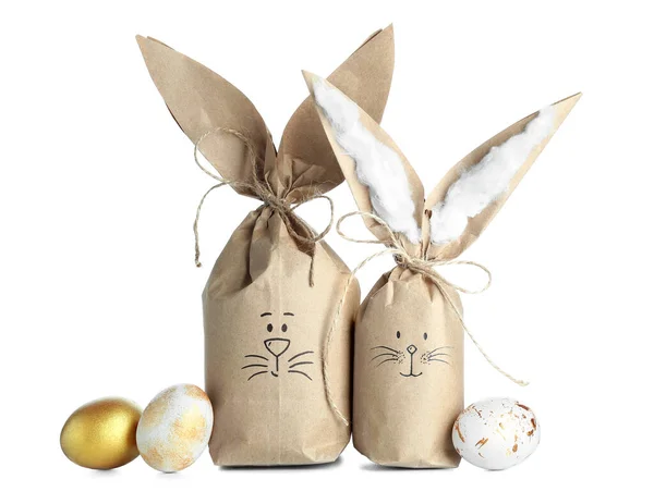 Grappige Paashaas Geschenkzakjes Met Mooie Eieren Witte Achtergrond — Stockfoto