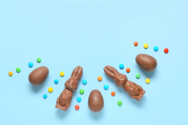 Choklad Påsk Kaniner Och Ägg Blå Bakgrund — Stockfoto
