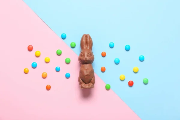 チョコレートイースターバニーとキャンディーの色の背景 — ストック写真