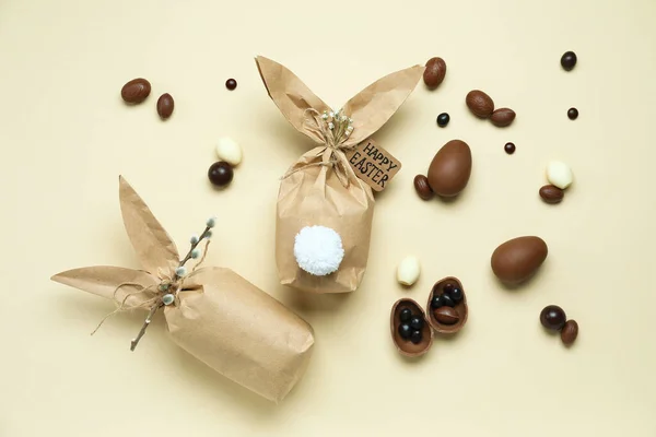 Komposition Mit Osterhasen Geschenktüten Und Schokoladeneiern Auf Farbigem Hintergrund — Stockfoto