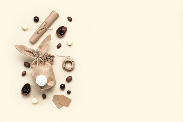 Samenstelling Met Paashaas Cadeau Zak Chocolade Eieren Papier Touw Kleur — Stockfoto