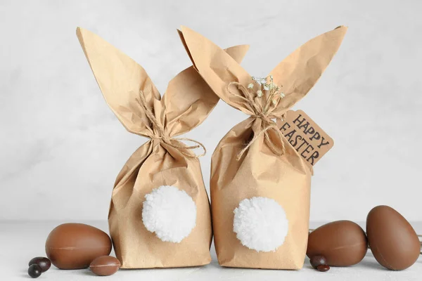 Paashaas Geschenkzakjes Zoete Chocolade Eieren Een Lichte Achtergrond — Stockfoto