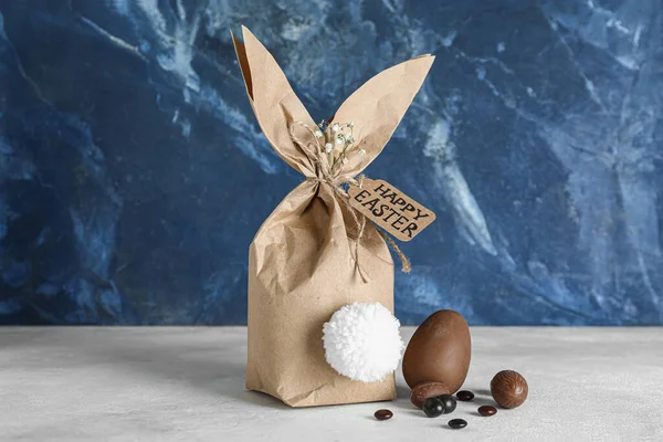 Paashaas Cadeau Zak Chocolade Eieren Tafel Tegen Kleur Achtergrond — Stockfoto