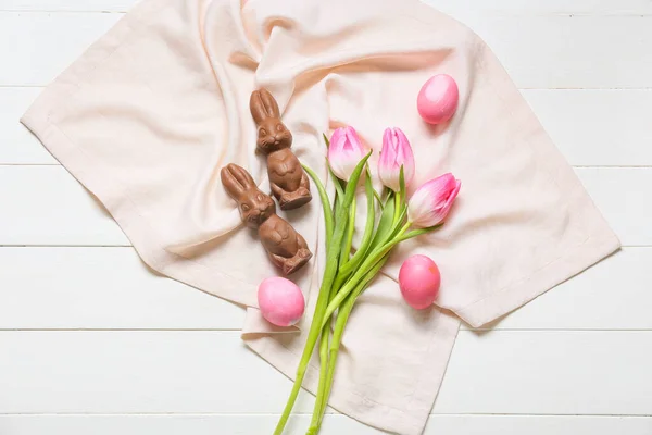 Composição Com Chocolate Coelhos Páscoa Ovos Flores Tulipa Fundo Madeira — Fotografia de Stock
