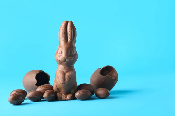 イースターチョコレートウサギと卵の色の背景 — ストック写真
