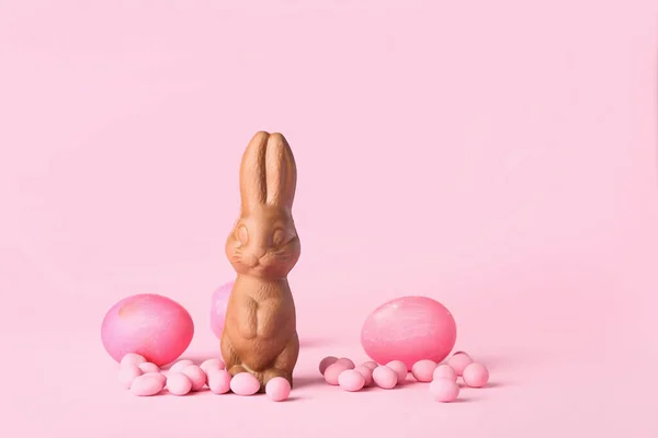 复活节巧克力兔子 糖果和粉色背景的鸡蛋 — 图库照片