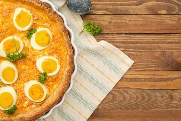 Délicieuse Tarte Pâques Avec Des Œufs Sur Fond Bois Gros — Photo