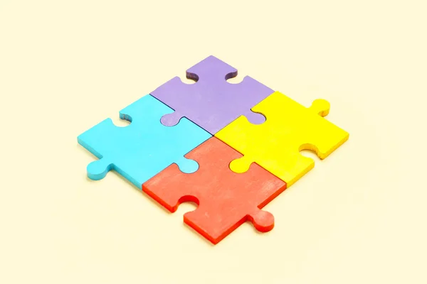ベージュ地にカラフルなパズルピース 自閉症障害の概念 — ストック写真