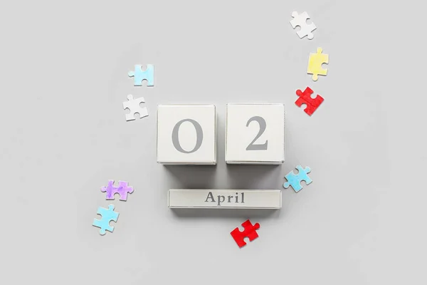 Würfel Kalender Mit Datum Des Welt Autismus Tages Und Puzzleteilen — Stockfoto