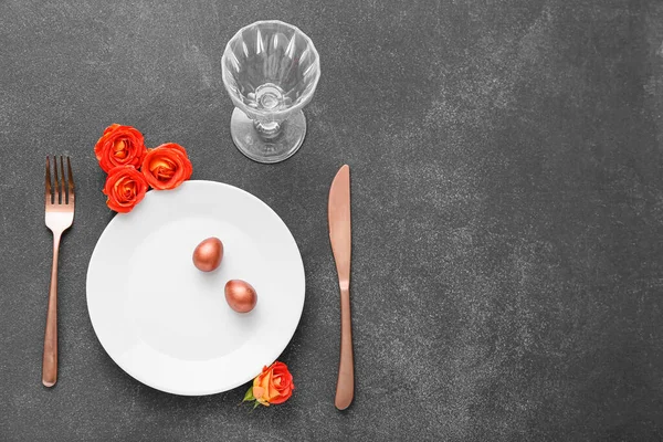 Table Avec Oeufs Pâques Roses Sur Fond Sombre — Photo