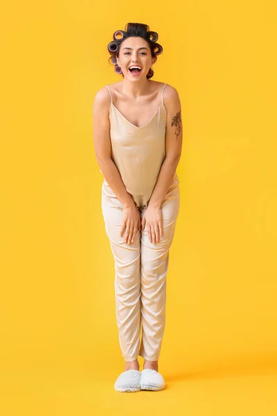 Ευτυχισμένη Νεαρή Γυναίκα Ρολά Μαλλιών Κίτρινο Φόντο — Φωτογραφία Αρχείου