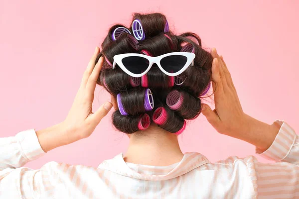 Красива Молода Жінка Піжамах Стрижки Волосся Сонцезахисними Окулярами Рожевому Фоні — стокове фото